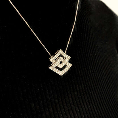 Colgante de dos rombos intercalados en oro blanco de 18kt y diamantes talla brillante. Joyería Compro Oro Barcelona. Ian'Or. Joyas restauradas. Envío gratis.