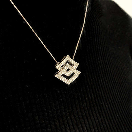 Colgante de dos rombos intercalados en oro blanco de 18kt y diamantes talla brillante. Joyería Compro Oro Barcelona. Ian'Or. Joyas restauradas. Envío gratis.