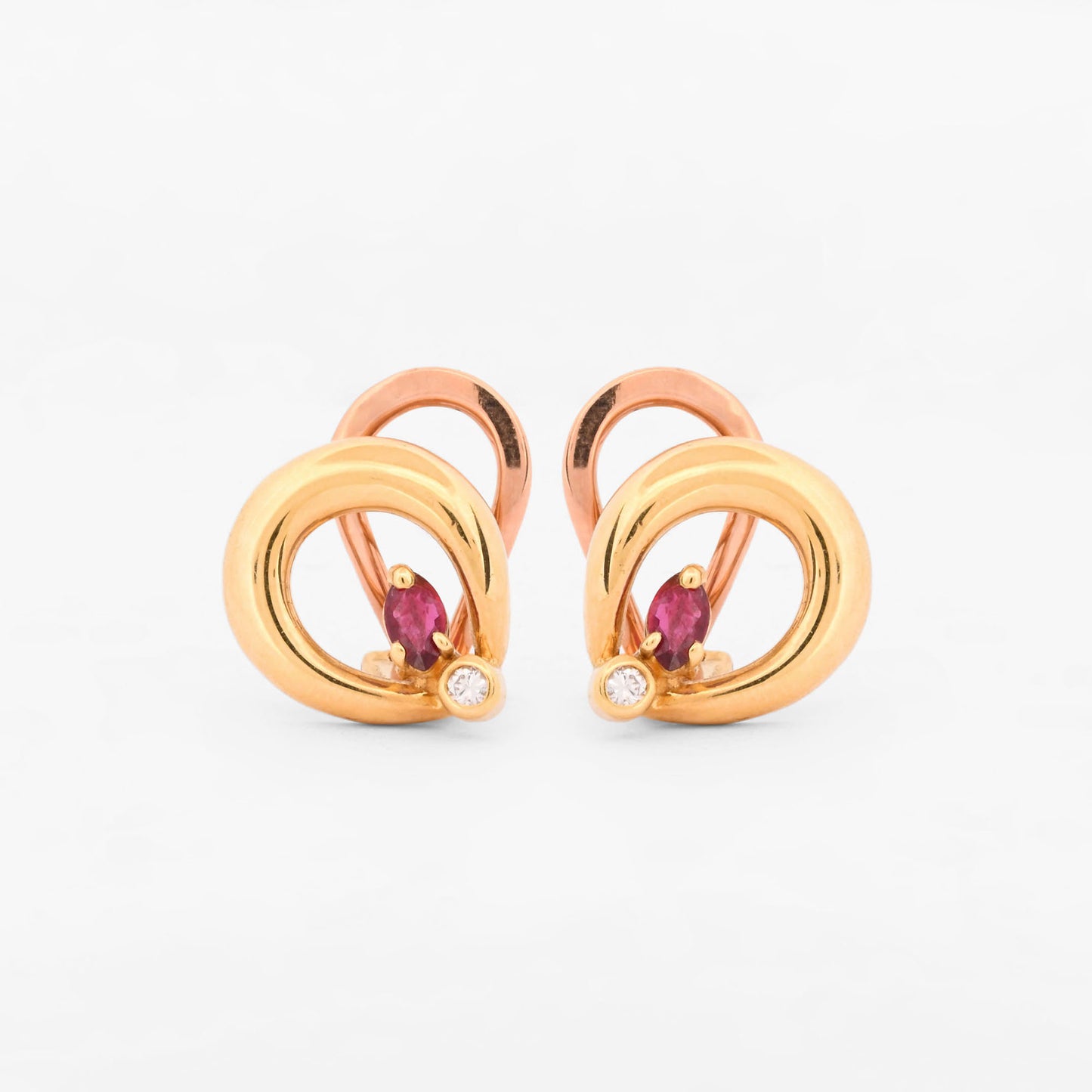 Pendientes de silueta curva entrelazada con cierre Omega de oro amarillo 18kt con rubí central y diamantes. Joyas de segunda mano restauradas y envío gratis.