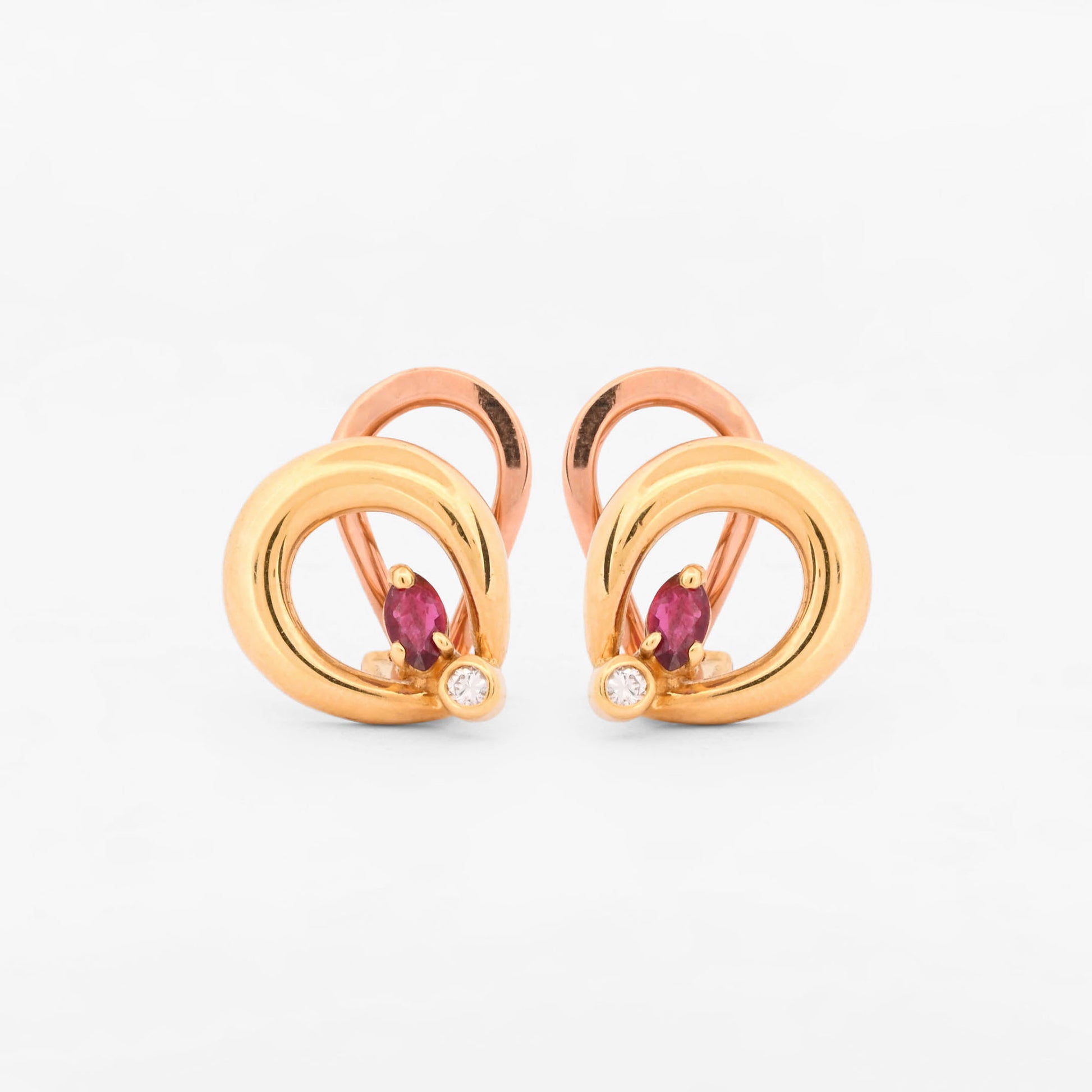 Pendientes de silueta curva entrelazada con cierre Omega de oro amarillo 18kt con rubí central y diamantes. Joyas de segunda mano restauradas y envío gratis.