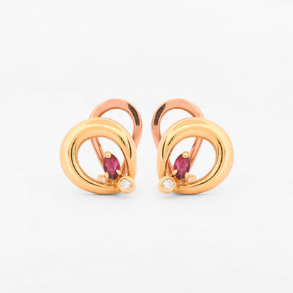 Pendientes de silueta curva entrelazada con cierre Omega de oro amarillo 18kt con rubí central y diamantes. Joyas de segunda mano restauradas y envío gratis.