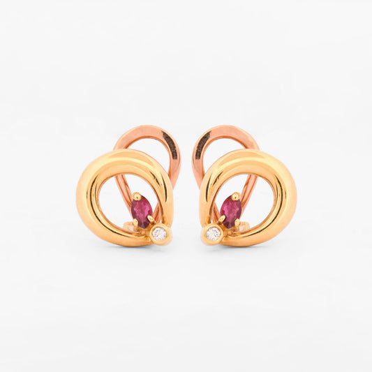 Pendientes de silueta curva entrelazada con cierre Omega de oro amarillo 18kt con rubí central y diamantes. Joyas de segunda mano restauradas y envío gratis.