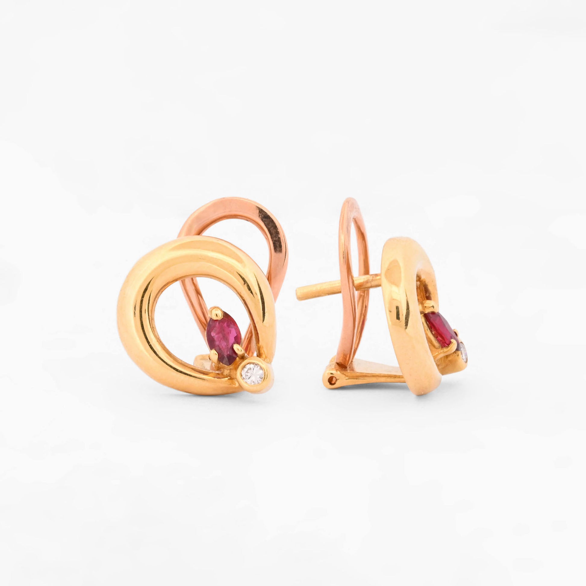 Pendientes de silueta curva entrelazada con cierre Omega de oro amarillo 18kt con rubí central y diamantes. Joyas de segunda mano restauradas y envío gratis.