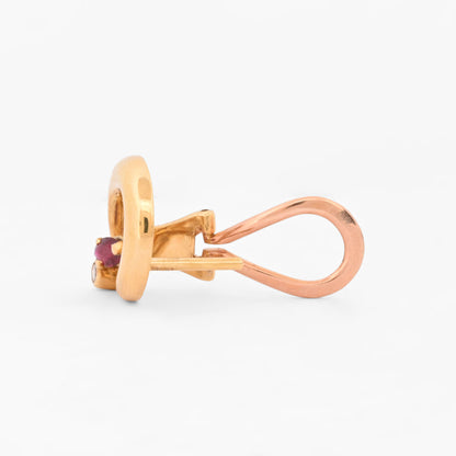 Pendientes de silueta curva entrelazada con cierre Omega de oro amarillo 18kt con rubí central y diamantes. Joyas de segunda mano restauradas y envío gratis.
