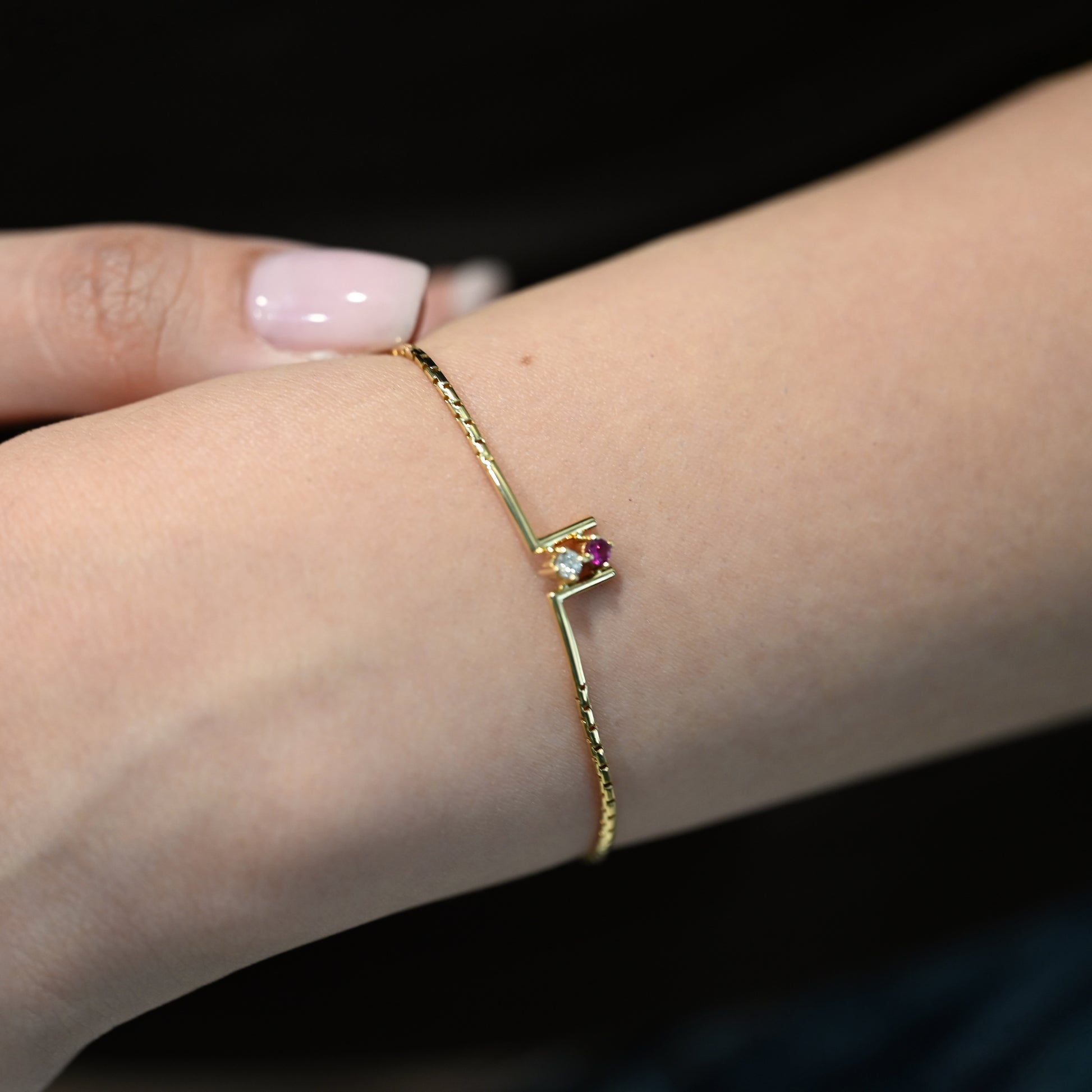 Comprar pulsera de oro amarillo de 18kt con 1 diamante y 1 rubí. Joyería Compro Oro Barcelona. Joyas de segunda mano. Envío gratis.