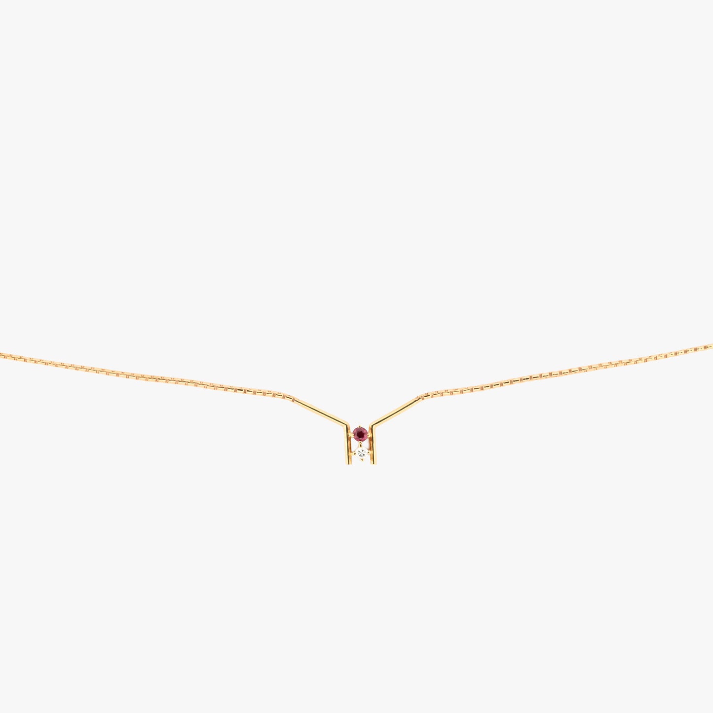 Comprar collar de oro amarillo de 18kt, Rubí y Diamante rinde homenaje a la dualidad entre la pasión y la pureza. Joyería Ian'or, dónde comprar y vender oro al mejor precio en Barcelona. Joyas de segunda mano y restauradas en Barcelona.