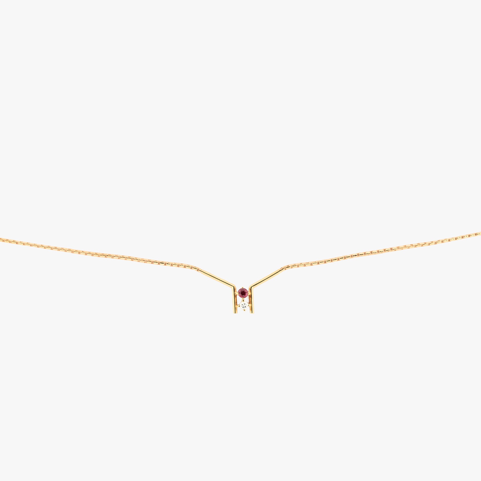 Comprar collar de oro amarillo de 18kt, Rubí y Diamante rinde homenaje a la dualidad entre la pasión y la pureza. Joyería Ian'or, dónde comprar y vender oro al mejor precio en Barcelona. Joyas de segunda mano y restauradas en Barcelona.