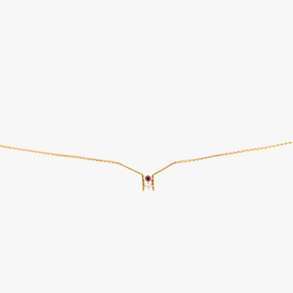 Comprar collar de oro amarillo de 18kt, Rubí y Diamante rinde homenaje a la dualidad entre la pasión y la pureza. Joyería Ian'or, dónde comprar y vender oro al mejor precio en Barcelona. Joyas de segunda mano y restauradas en Barcelona.
