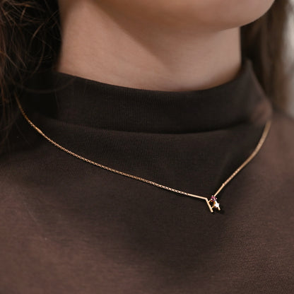 Comprar collar de oro amarillo de 18kt, Rubí y Diamante rinde homenaje a la dualidad entre la pasión y la pureza. Joyería Ian'or, dónde comprar y vender oro al mejor precio en Barcelona. Joyas de segunda mano y restauradas en Barcelona.