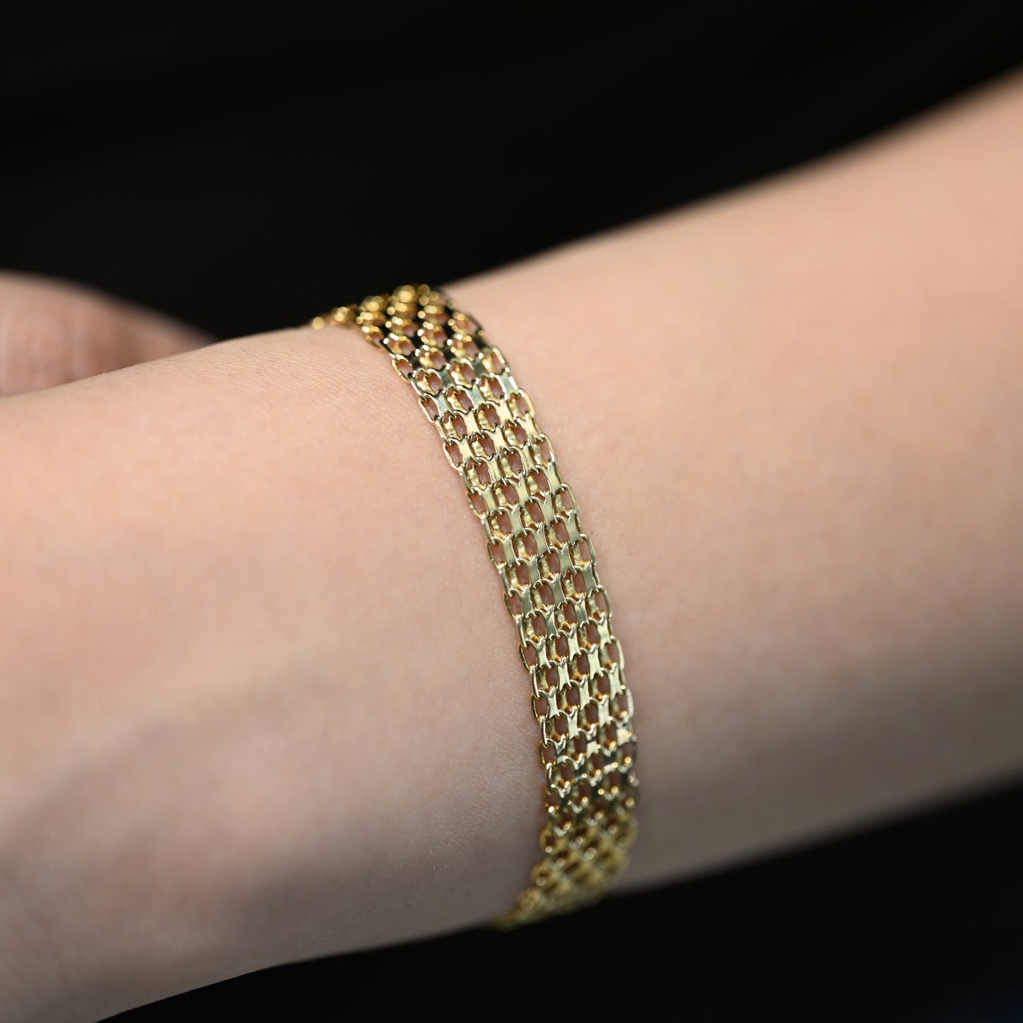 Comprar Pulsera oro amarillo de 18kt con malla ancha. La pulsera mide 18,5,3cm y dispone de cierre tipo cajón. Pulseras oro 18kt al mejor precio. Ian'Or.