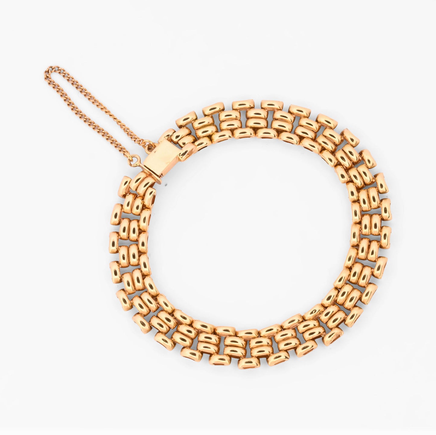 Pulsera tipo malla de oro amarillo 18 kt con un robusto diseño de cuatro filas de eslabones articulados, complementada con una cadena de seguridad. Envío gratis