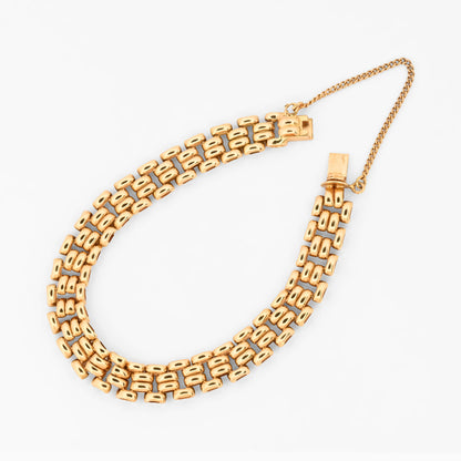 Pulsera tipo malla de oro amarillo 18 kt con un robusto diseño de cuatro filas de eslabones articulados, complementada con una cadena de seguridad. Envío gratis