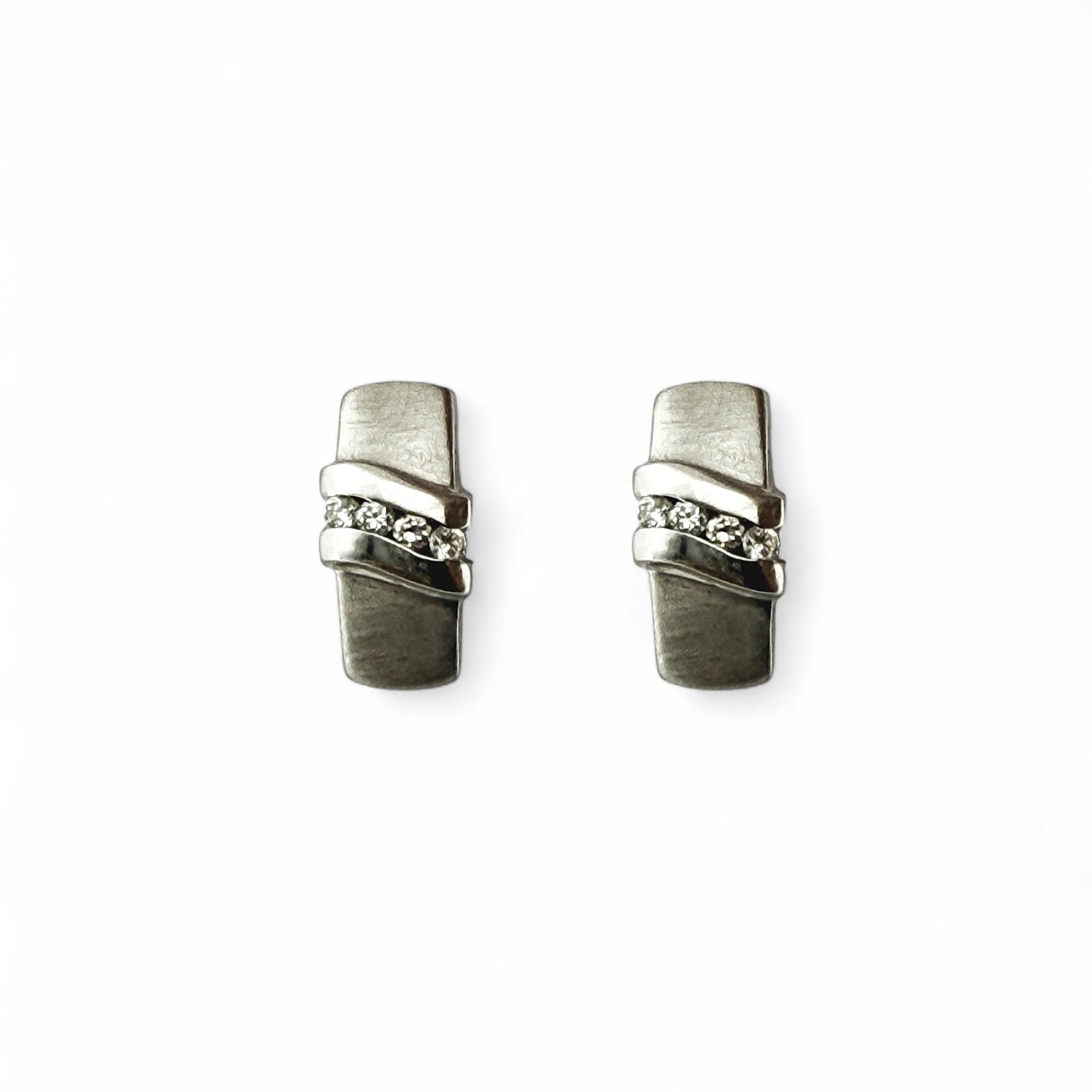 Comprar pendiente mate realizados en oro blanco de 18kt y 4 diamantes talla brillante en cada pendiente. Cierre presión. Pendientes oro 18kt. Envío gratis.
