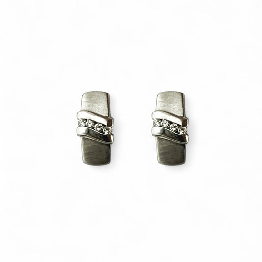 Comprar pendiente mate realizados en oro blanco de 18kt y 4 diamantes talla brillante en cada pendiente. Cierre presión. Pendientes oro 18kt. Envío gratis.
