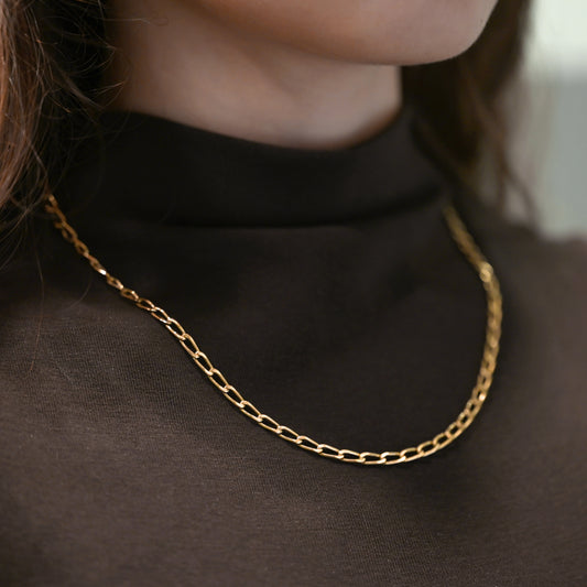 Comprar collar de oro amarillo de 18kt con cadena forzada eslabones largos. Eleva tu elegancia con esta exquisita cadena de oro amarillo de 18kt. Joyería Ian'or, dónde comprar y vender oro al mejor precio en Barcelona. Joyas de segunda mano y restauradas en Barcelona.