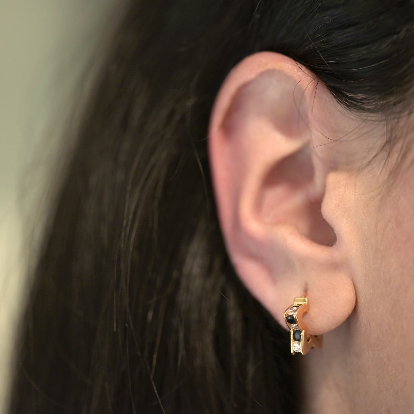 Comprar pendientes de oro de 18kt rinden homenaje al brillo eterno del cielo nocturno y a la guía de las estrellas. Cierre catalán. Joyas restauradas. Ian'Or.