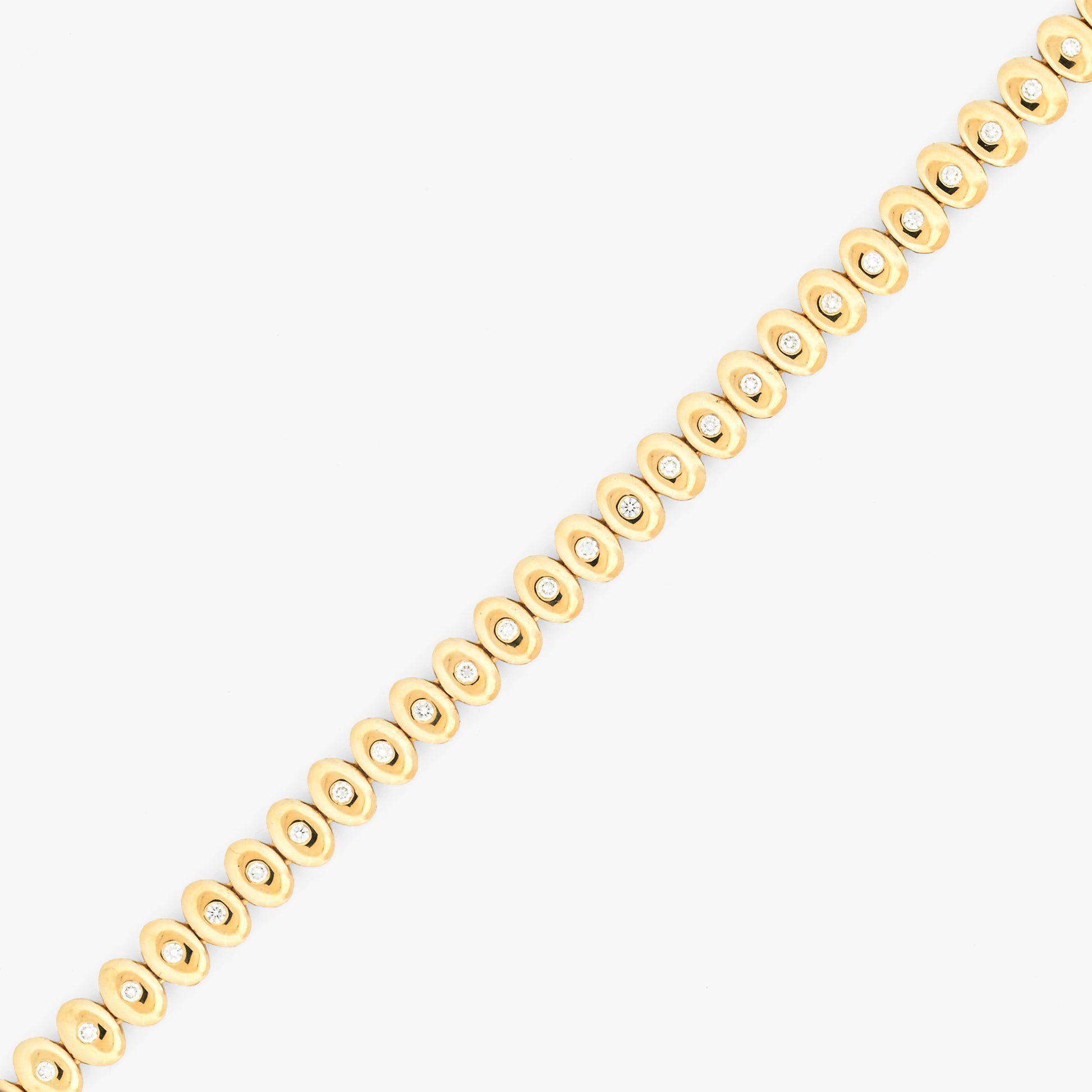 Comprar pulsera de Oro Amarillo de 18kt y Diamantes rinde homenaje a la elegancia rítmica y al brillo eterno. Joyería Compro Oro Barcelona. Joyas de segunda mano. Envío gratis.
