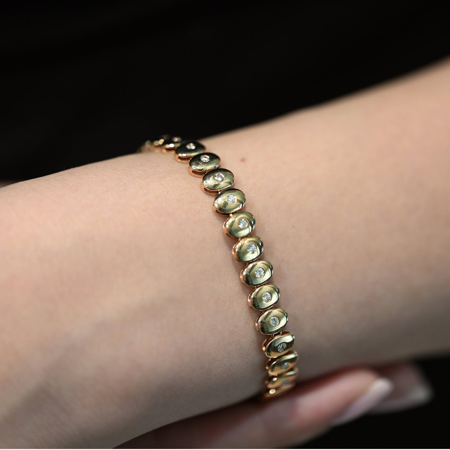Comprar pulsera de Oro Amarillo de 18kt y Diamantes rinde homenaje a la elegancia rítmica y al brillo eterno. Joyería Compro Oro Barcelona. Joyas de segunda mano. Envío gratis.