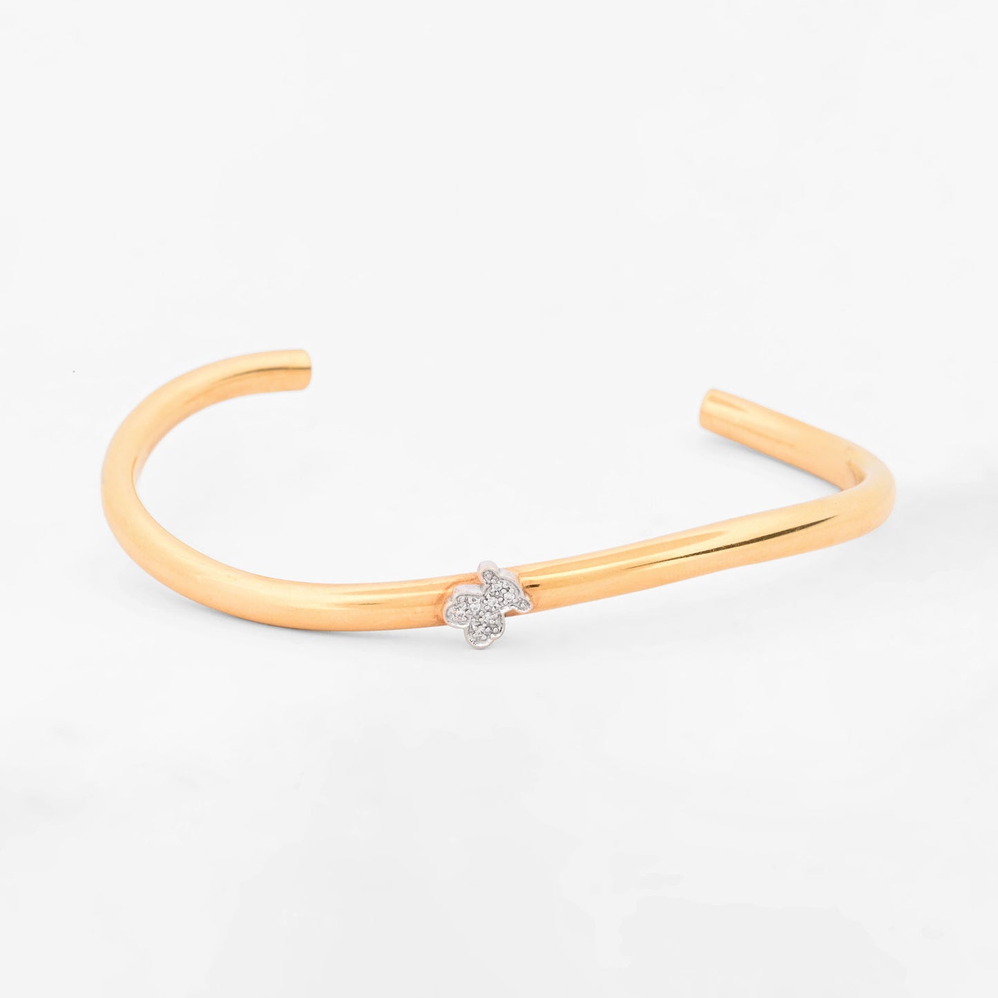 Pulsera rígida abierta tipo esclava de oro amarillo y blanco 18K con el icónico oso de la firma TOUS en pavé de diamantes  Esclavas de oro de 18kt en Ian'Or.
