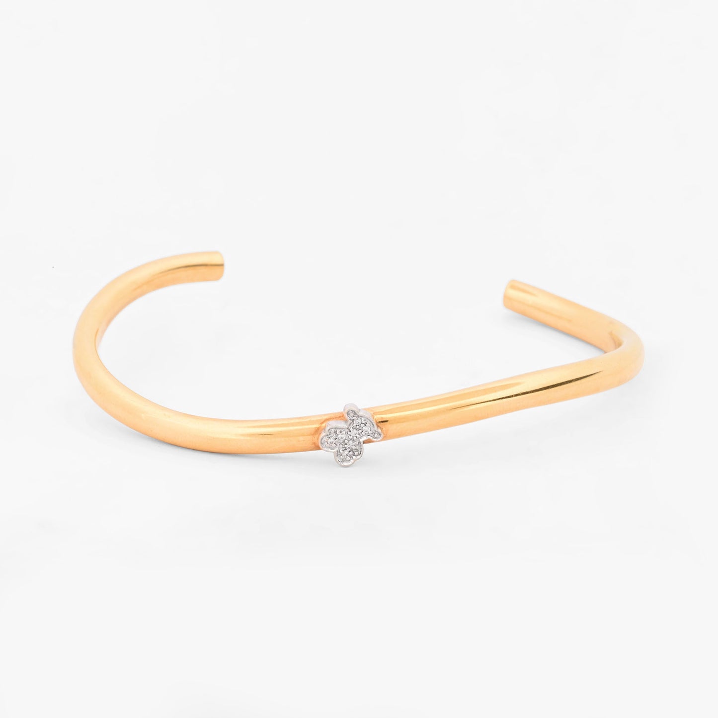 Pulsera rígida abierta tipo esclava de oro amarillo y blanco 18K con el icónico oso de la firma TOUS en pavé de diamantes  Esclavas de oro de 18kt en Ian'Or.