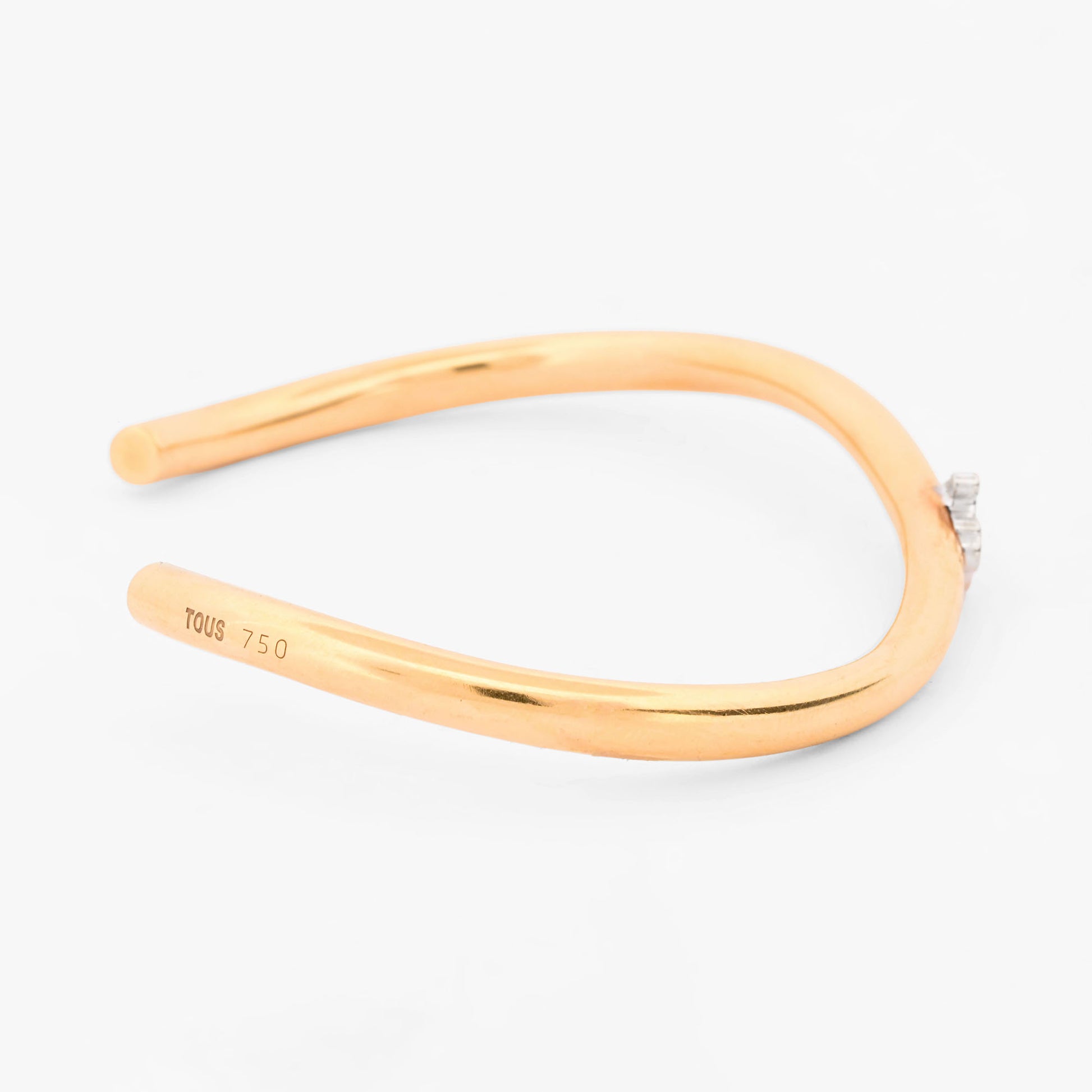 Pulsera rígida abierta tipo esclava de oro amarillo y blanco 18K con el icónico oso de la firma TOUS en pavé de diamantes  Esclavas de oro de 18kt en Ian'Or.