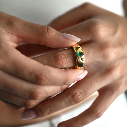 Comprar sortija realizada en oro amarillo de 18k con dos diamantes y una esmeralda en talla oval engarzada en bisel. oro al mejor precio. Envío gratuito