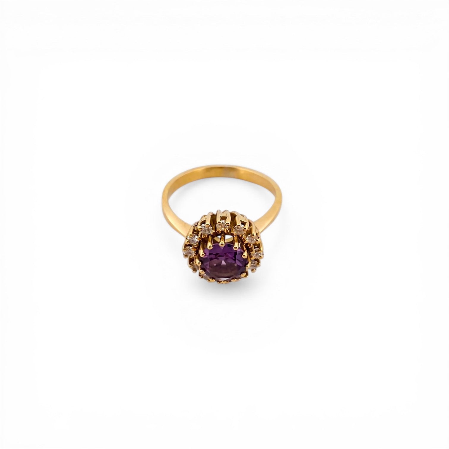 Comprar sortija realizada en oro amarillo de 18kt con rosetón de diamantes talla brillante y amatista central. joyas únicas de segunda mano. Joyería Ian'Or.