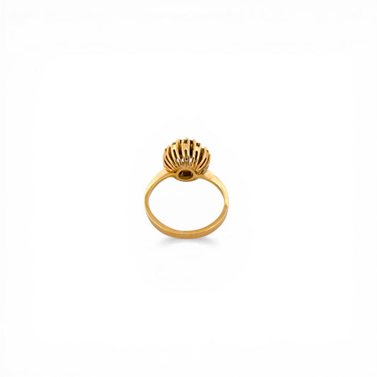 Comprar sortija realizada en oro amarillo de 18kt con rosetón de diamantes talla brillante y amatista central. joyas únicas de segunda mano. Joyería Ian'Or.