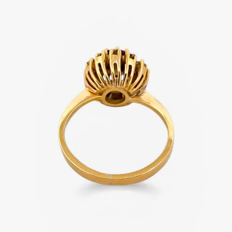 Comprar sortija realizada en oro amarillo de 18kt con rosetón de diamantes talla brillante y amatista central. joyas únicas de segunda mano. Joyería Ian'Or.