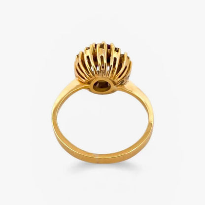 Comprar sortija realizada en oro amarillo de 18kt con rosetón de diamantes talla brillante y amatista central. joyas únicas de segunda mano. Joyería Ian'Or.