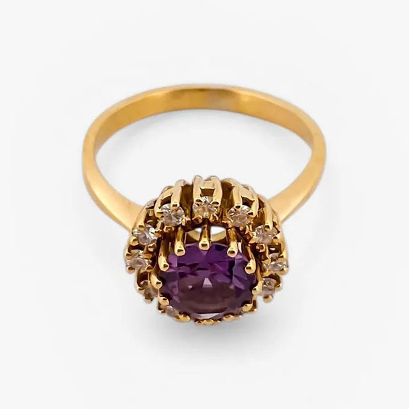 Comprar sortija realizada en oro amarillo de 18kt con rosetón de diamantes talla brillante y amatista central. joyas únicas de segunda mano. Joyería Ian'Or.