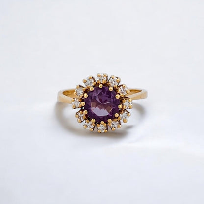 Comprar sortija realizada en oro amarillo de 18kt con rosetón de diamantes talla brillante y amatista central. joyas únicas de segunda mano. Joyería Ian'Or.

