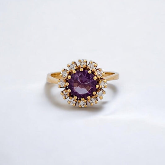 Comprar sortija realizada en oro amarillo de 18kt con rosetón de diamantes talla brillante y amatista central. joyas únicas de segunda mano. Joyería Ian'Or.

