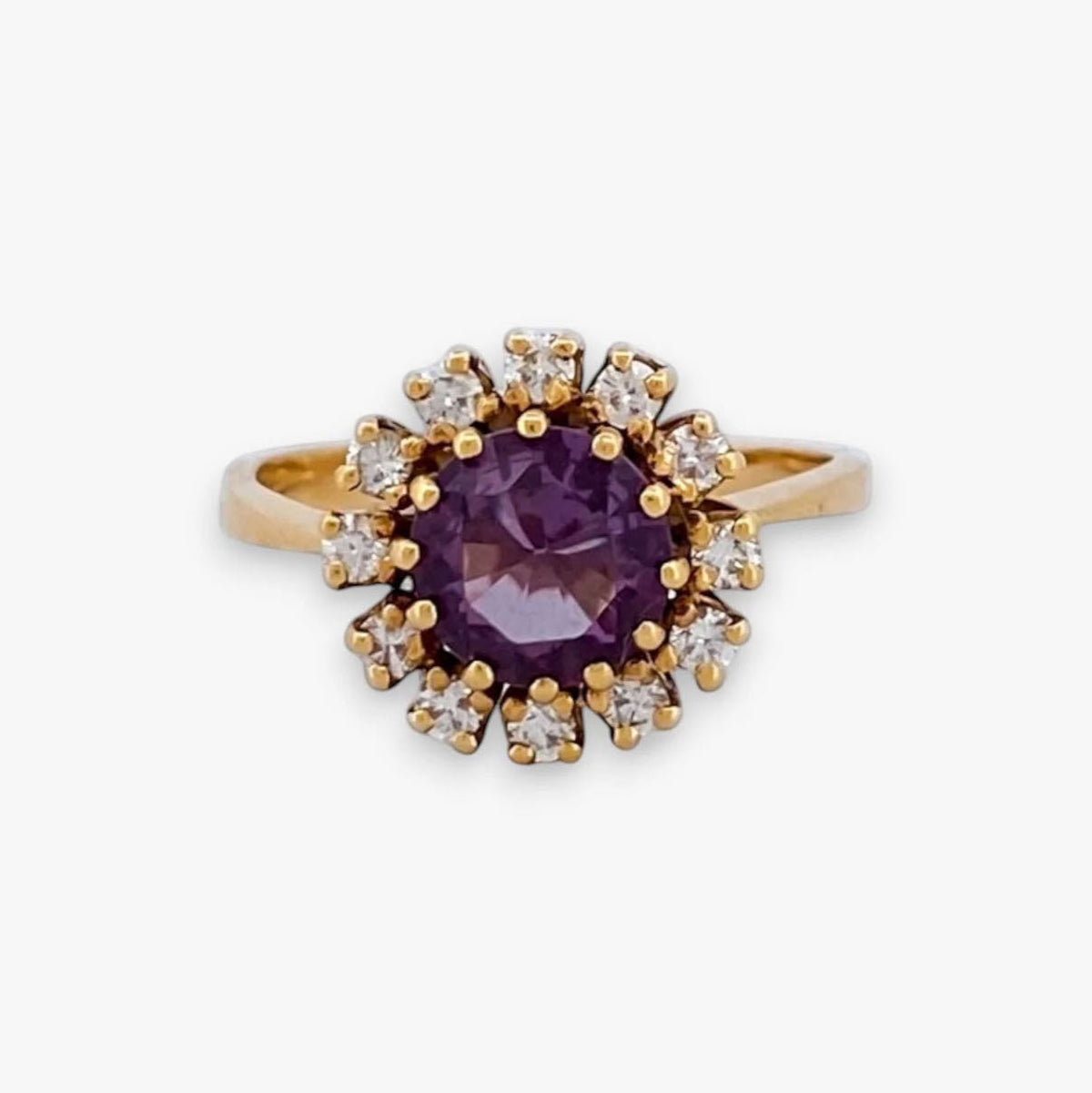 Comprar sortija realizada en oro amarillo de 18kt con rosetón de diamantes talla brillante y amatista central. joyas únicas de segunda mano. Joyería Ian'Or.