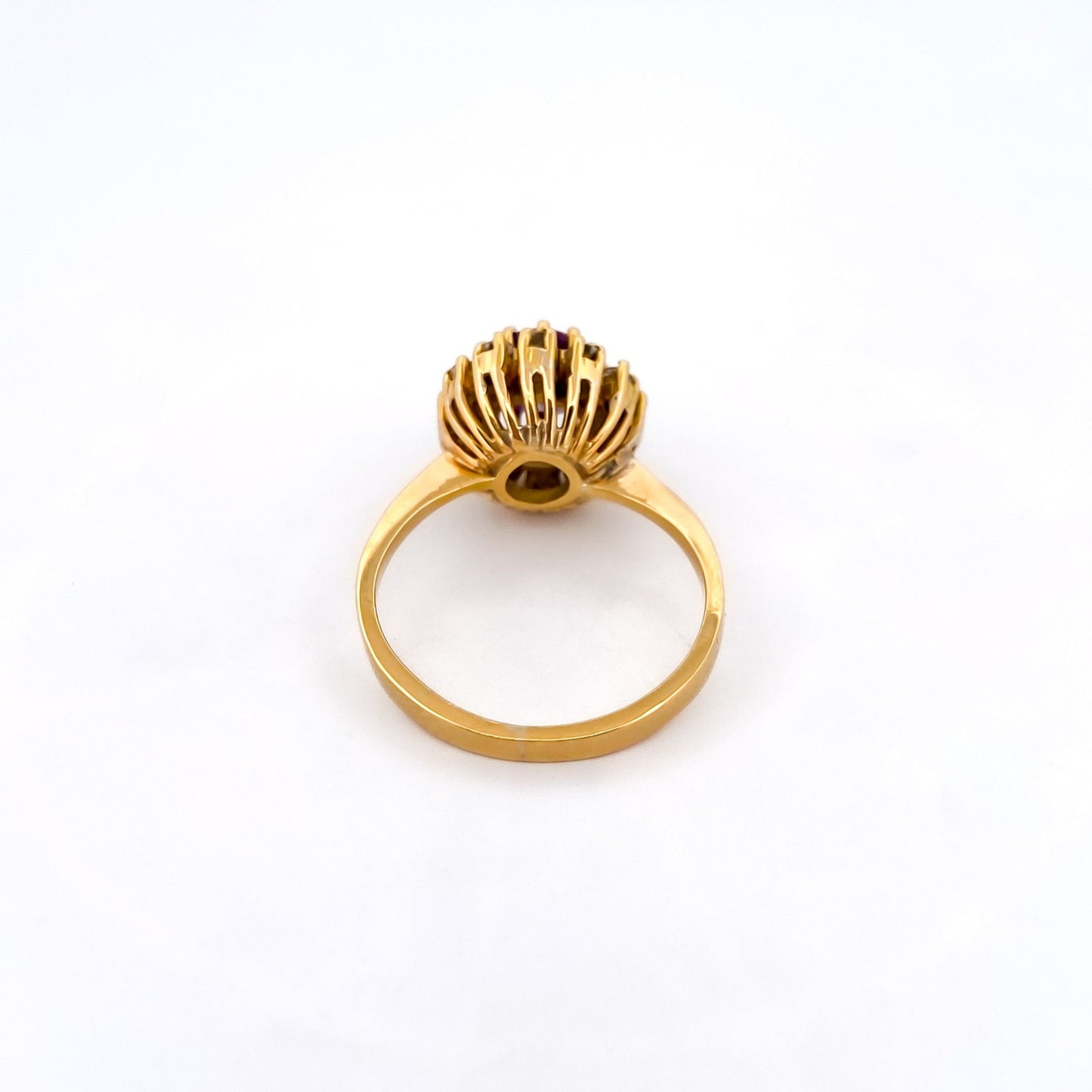 Comprar sortija realizada en oro amarillo de 18kt con rosetón de diamantes talla brillante y amatista central. joyas únicas de segunda mano. Joyería Ian'Or.

