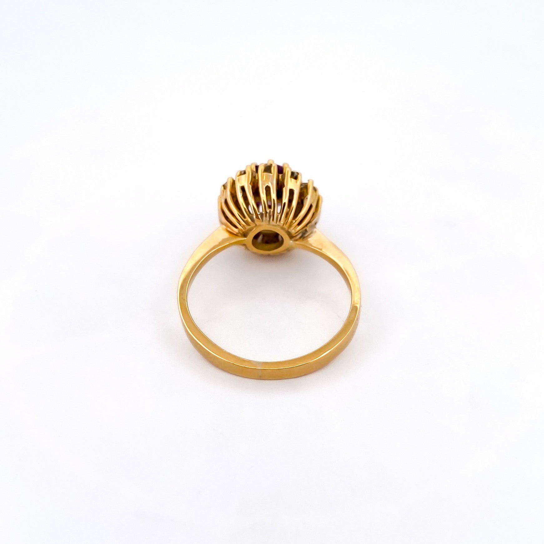 Comprar sortija realizada en oro amarillo de 18kt con rosetón de diamantes talla brillante y amatista central. joyas únicas de segunda mano. Joyería Ian'Or.

