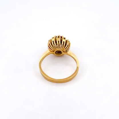 Comprar sortija realizada en oro amarillo de 18kt con rosetón de diamantes talla brillante y amatista central. joyas únicas de segunda mano. Joyería Ian'Or.

