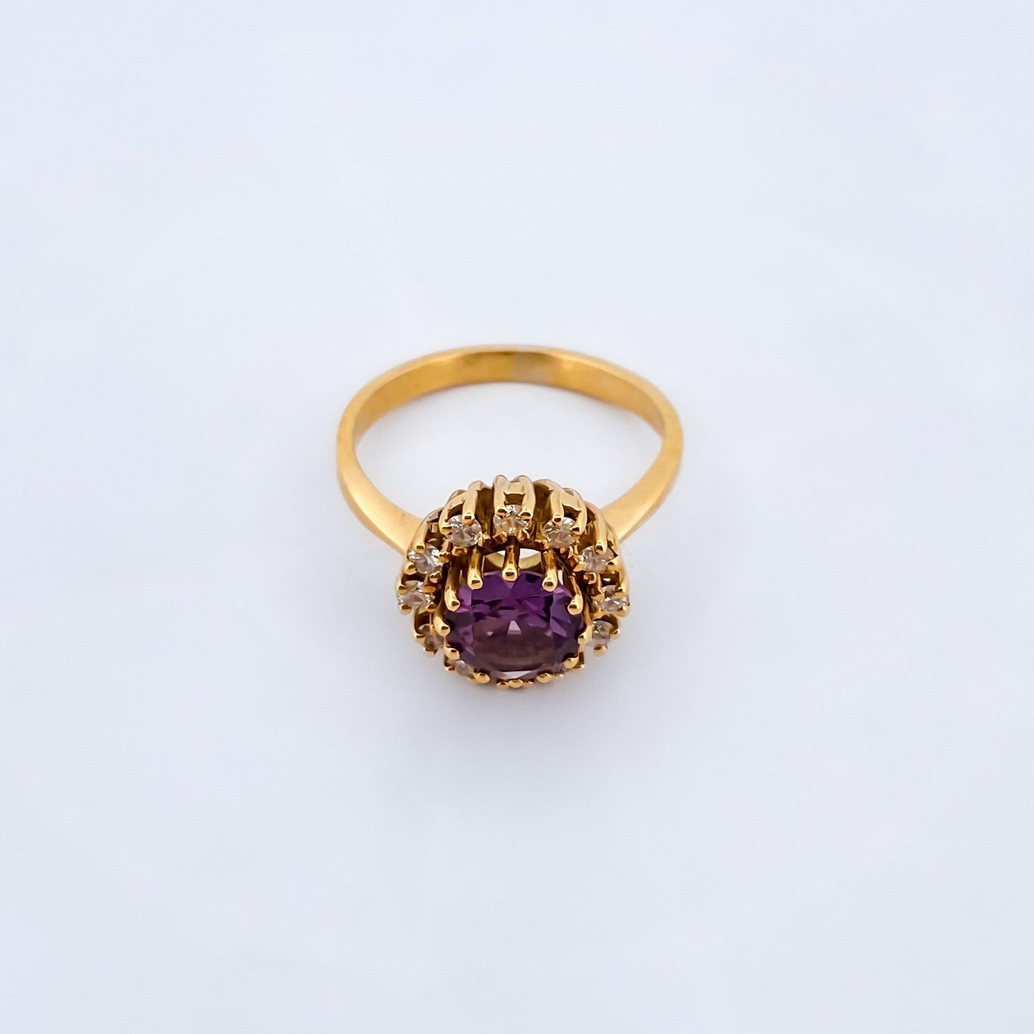 Comprar sortija realizada en oro amarillo de 18kt con rosetón de diamantes talla brillante y amatista central. joyas únicas de segunda mano. Joyería Ian'Or.
