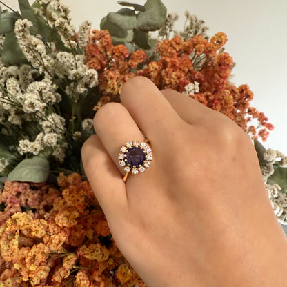 Comprar sortija realizada en oro amarillo de 18kt con rosetón de diamantes talla brillante y amatista central. joyas únicas de segunda mano. Joyería Ian'Or.
