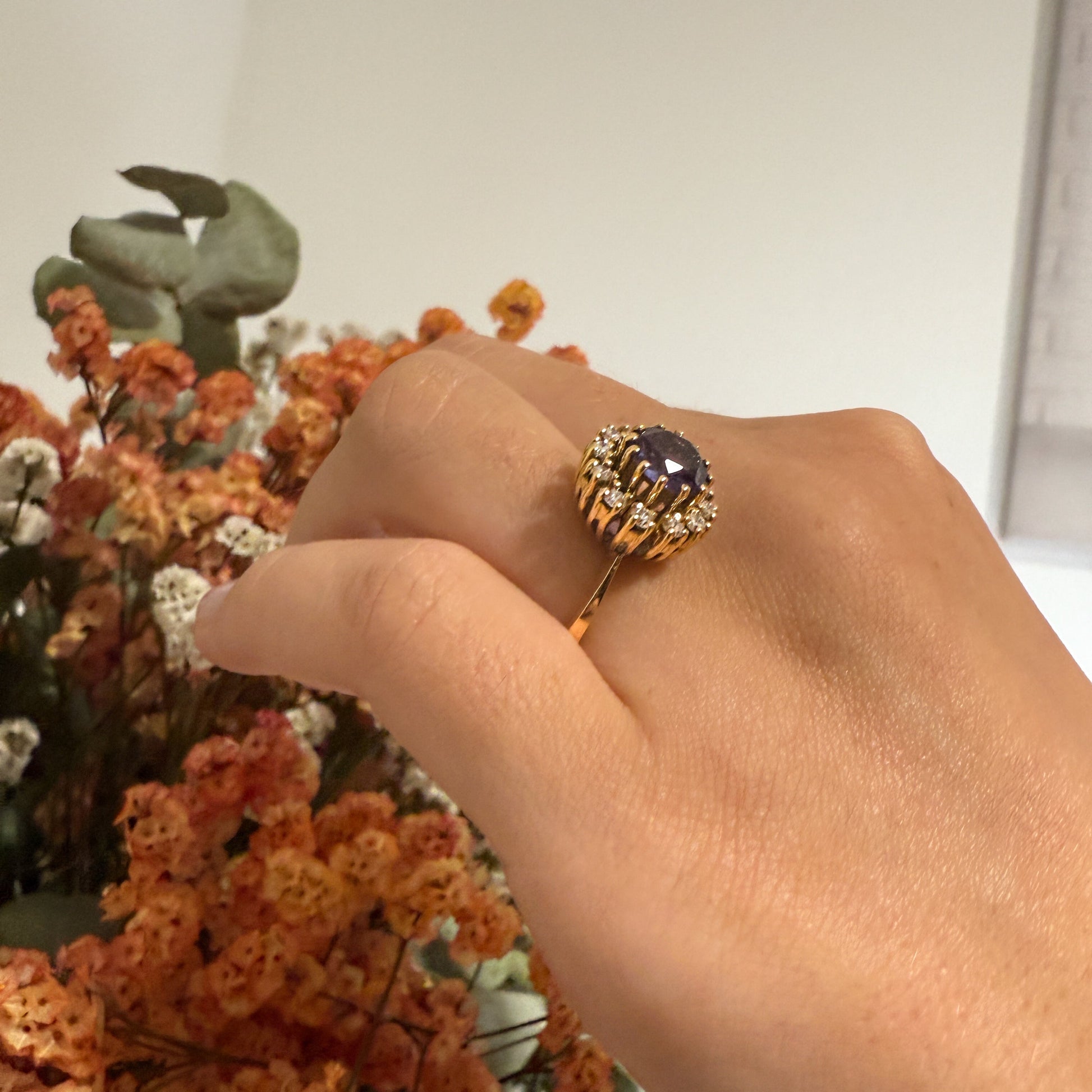 Comprar sortija realizada en oro amarillo de 18kt con rosetón de diamantes talla brillante y amatista central. joyas únicas de segunda mano. Joyería Ian'Or.

