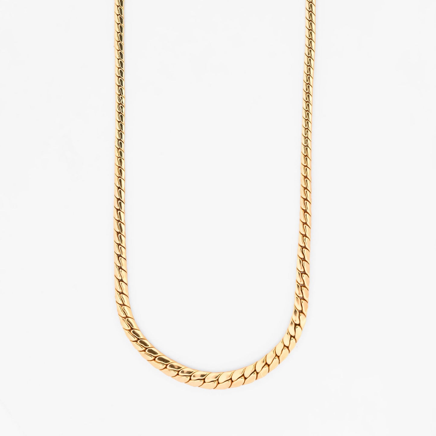 Collar plano graduado de oro amarillo 18K con un diseño de eslabones de malla compacta que incrementan tamaño hacia el centro. Envío gratuito pieza certificada.
