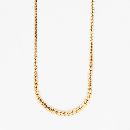 Collar plano graduado de oro amarillo 18K con un diseño de eslabones de malla compacta que incrementan tamaño hacia el centro. Envío gratuito pieza certificada.