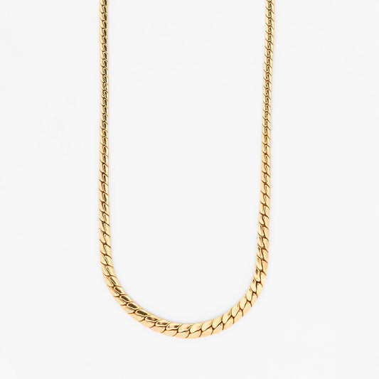 Collar plano graduado de oro amarillo 18K con un diseño de eslabones de malla compacta que incrementan tamaño hacia el centro. Envío gratuito pieza certificada.