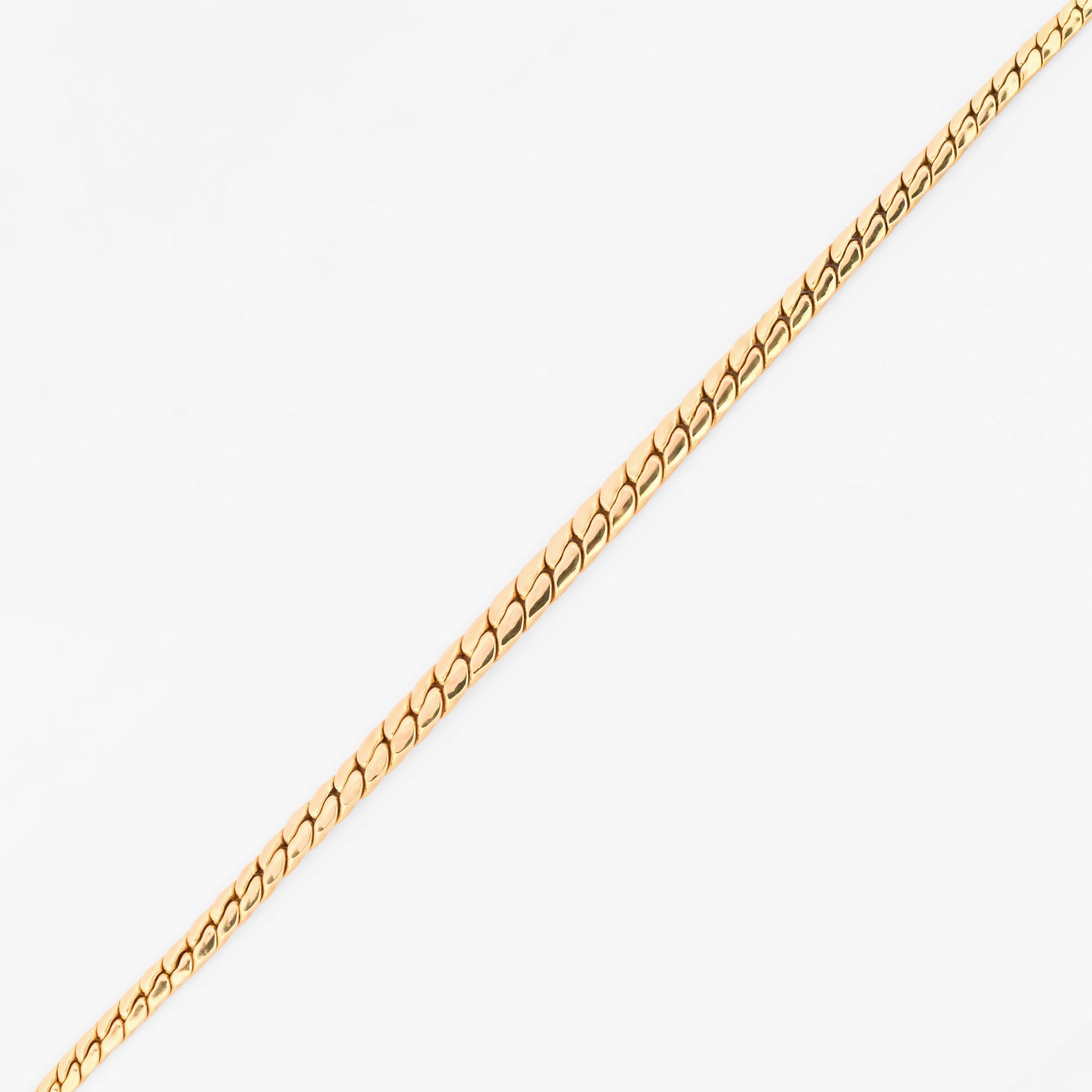 Collar plano graduado de oro amarillo 18K con un diseño de eslabones de malla compacta que incrementan tamaño hacia el centro. Envío gratuito pieza certificada.