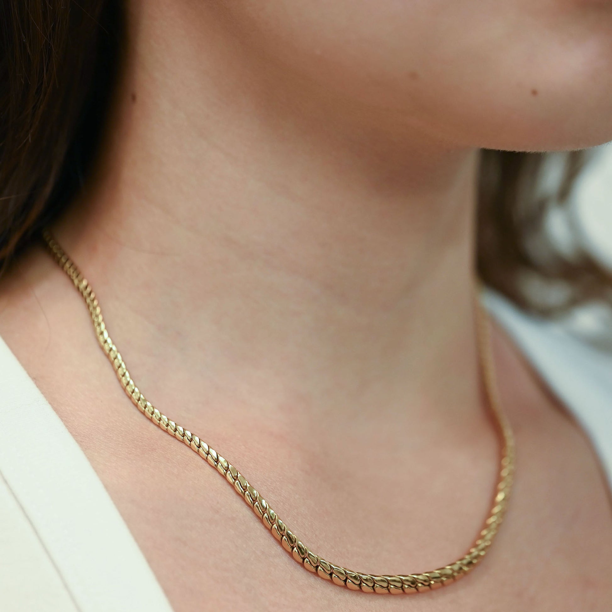 Collar plano graduado de oro amarillo 18K con un diseño de eslabones de malla compacta que incrementan tamaño hacia el centro. Envío gratuito pieza certificada.