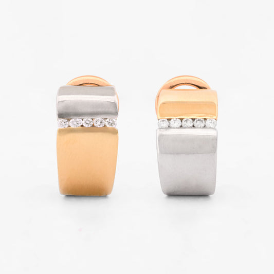 Pendientes de oro amarillo y blanco de 18kt con forma de media luna, la parte superior en oro amarillo liso y la parte baja en oro blanco y mate. Cierre omega.