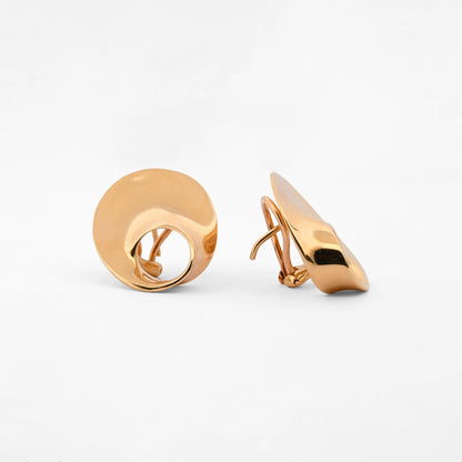 Pendientes de la marca Caparros de diseño escultural curvo con silueta calada de oro amarillo 18kt. Estos pendientes disponen de cierre tipo omega. Envío GRATIS