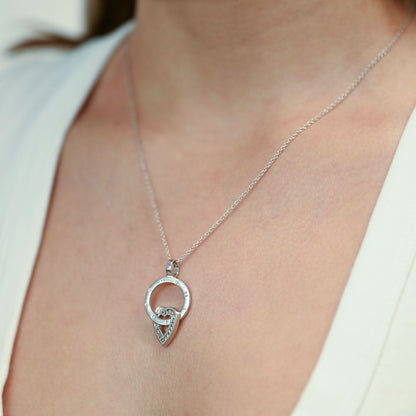 Colgante de aro calado con el nombre grabado de la firma Antonelli de oro blanco de 18kt con un motivo entrelazado de corazón. Pieza certificada y envio gratis