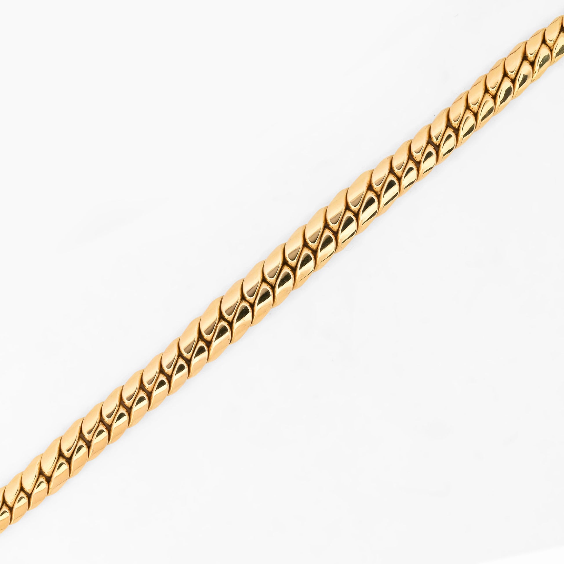Comprar cadena barbada graduada de oro amarillo 18kt con eslabones planos que aumentan sutilmente su grosor hacia el centro. Envío gratuito pieza certificada.