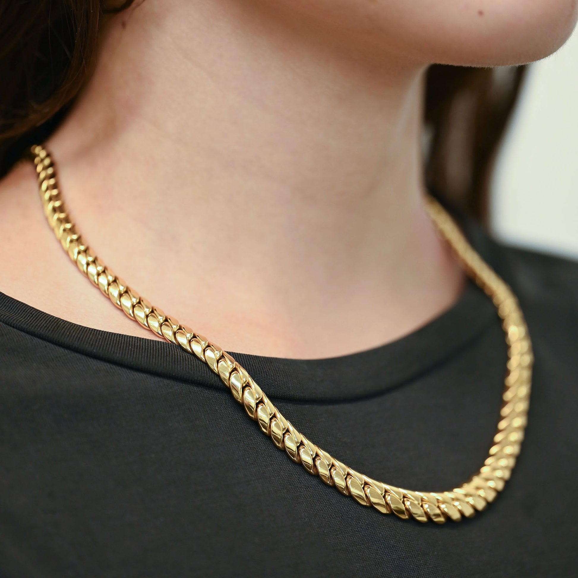 Comprar cadena barbada graduada de oro amarillo 18kt con eslabones planos que aumentan sutilmente su grosor hacia el centro. Envío gratuito pieza certificada.